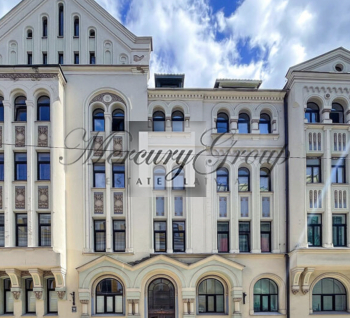 Izīrē skaistu dzīvokli jūgendstila ēkā Rīgā.