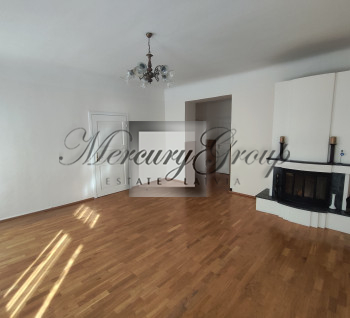 A spacious, bright four-room apartment in the very centre of the city