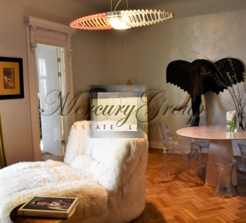 Mēs piedāvājam pārdošanai elegantu 4-istabu dzīvokli Rīgas centrā
