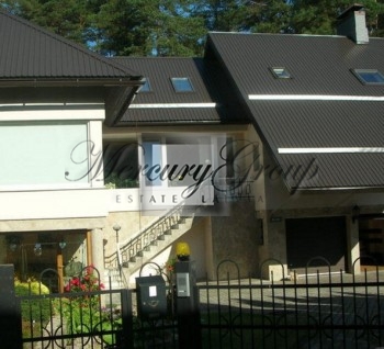 We offer for sale a luxury house near the lake