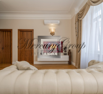 3-room apartment with high ceilings in the very center of the city