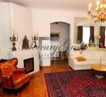 An elegant apartment with antique furniture in Old Town...
