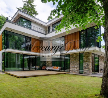 Mūsdienīga villa pirmajā līnijā Bulduros
