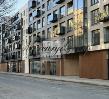 Коммерческие помещения street retail с витринами в центре Риги в аренду
