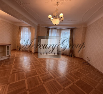 Продаётся просторная квартира в историческом доме