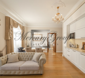3-room apartment with high ceilings in the very center of the city