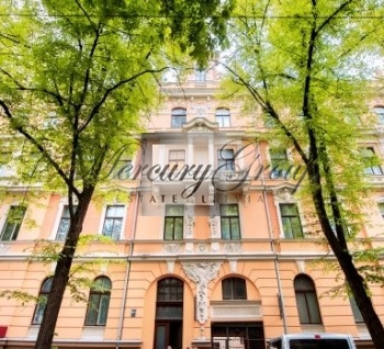 We offer for sale 5-room apartment in the center of Riga