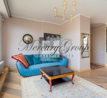 Tiek izīrēts elegants trīsistabu dzīvoklis Rīgas centrā