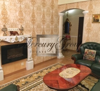 For sale large apartment in the city center near park