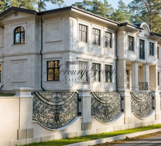 Вилла на первой линии у моря в Юрмале на прода...
